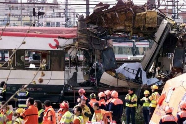 Tren destrozado tras la explosión