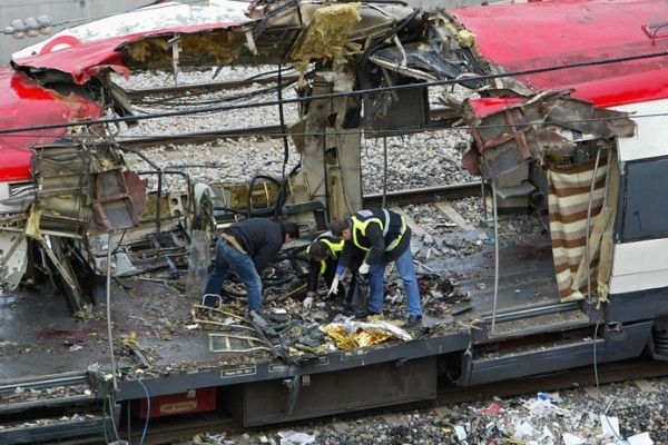 Agentes de la Policía Nacional recoger pruebas después del atentado del 11-m