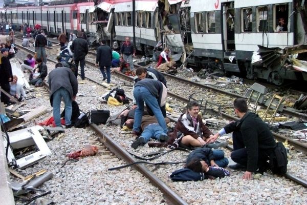 Vícitmas del 11-M esperando a ser asistidas después del atentado