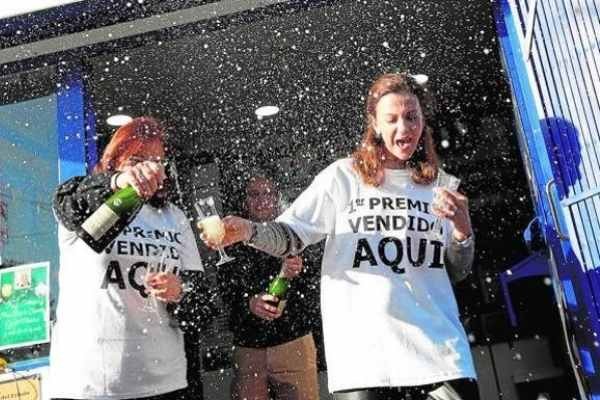 gente celabrando loteria premio