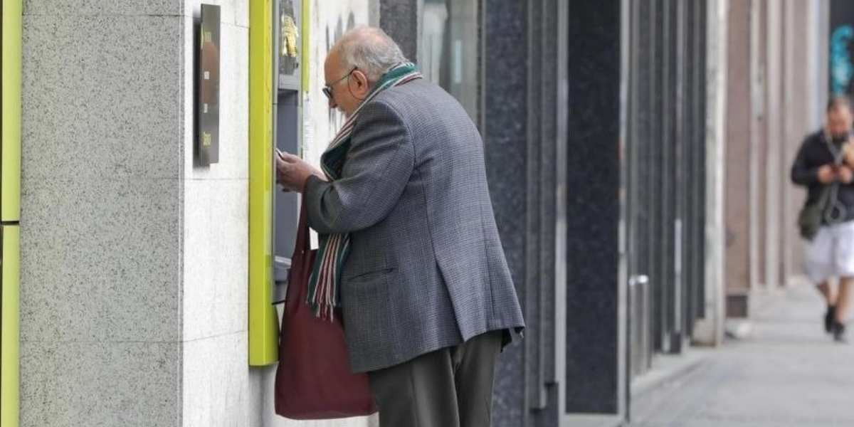 persona mayor sacando dinero