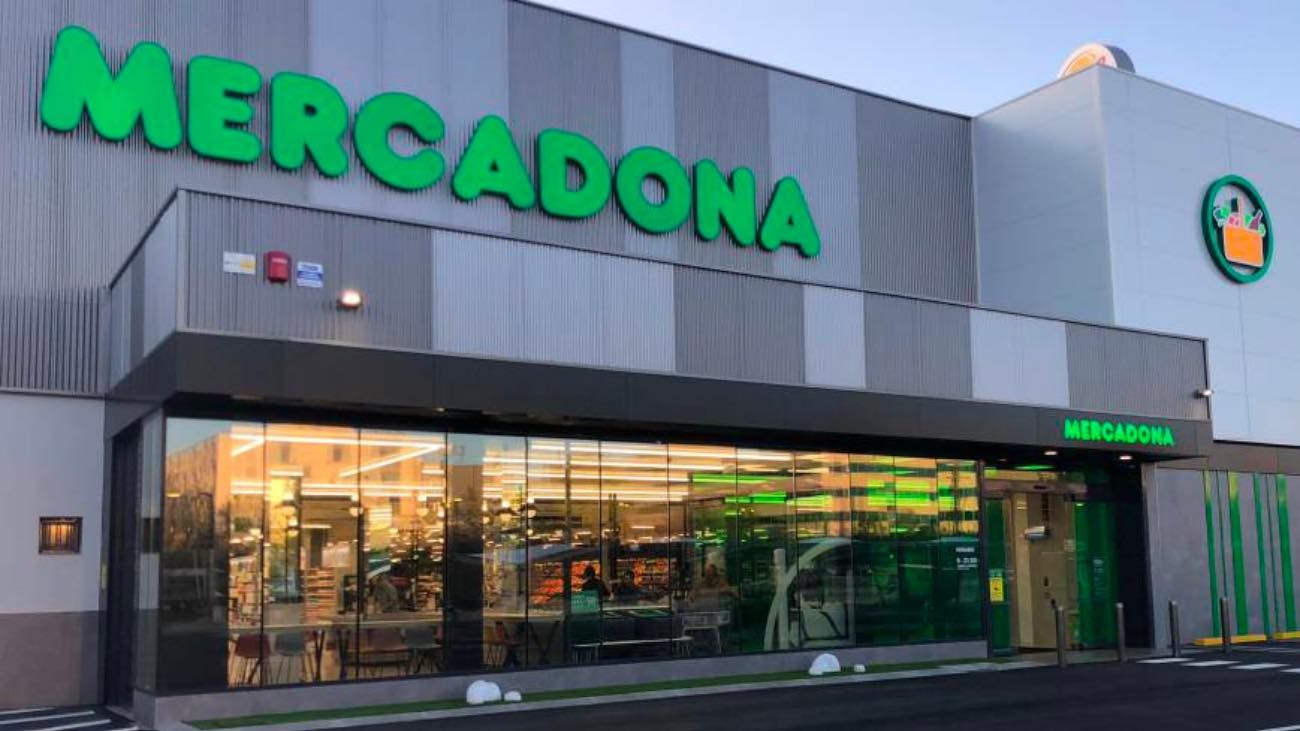 Mercadona tiene un duro competidor: este supermercado sube el salario de sus empleados