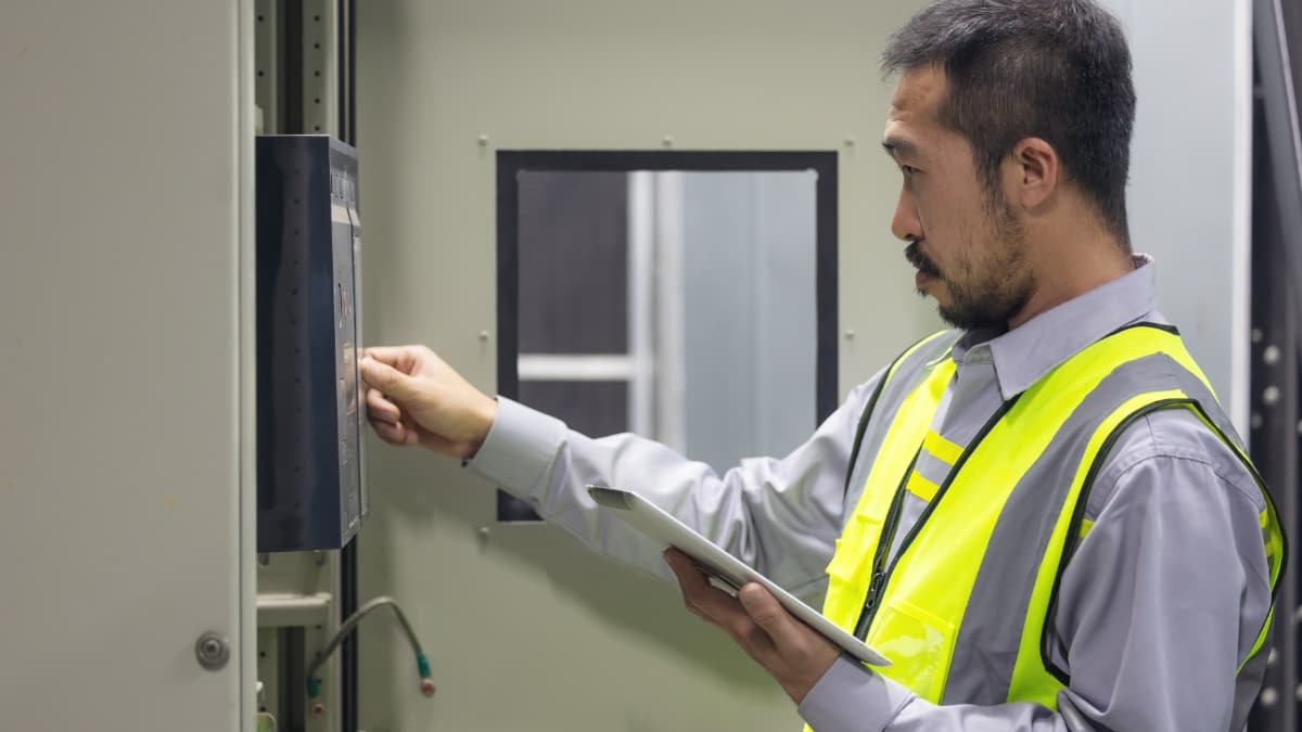 El Servicio Andaluz de Empleo lanza una bolsa de empleo para electricistas en Lora del Rio (Sevilla)