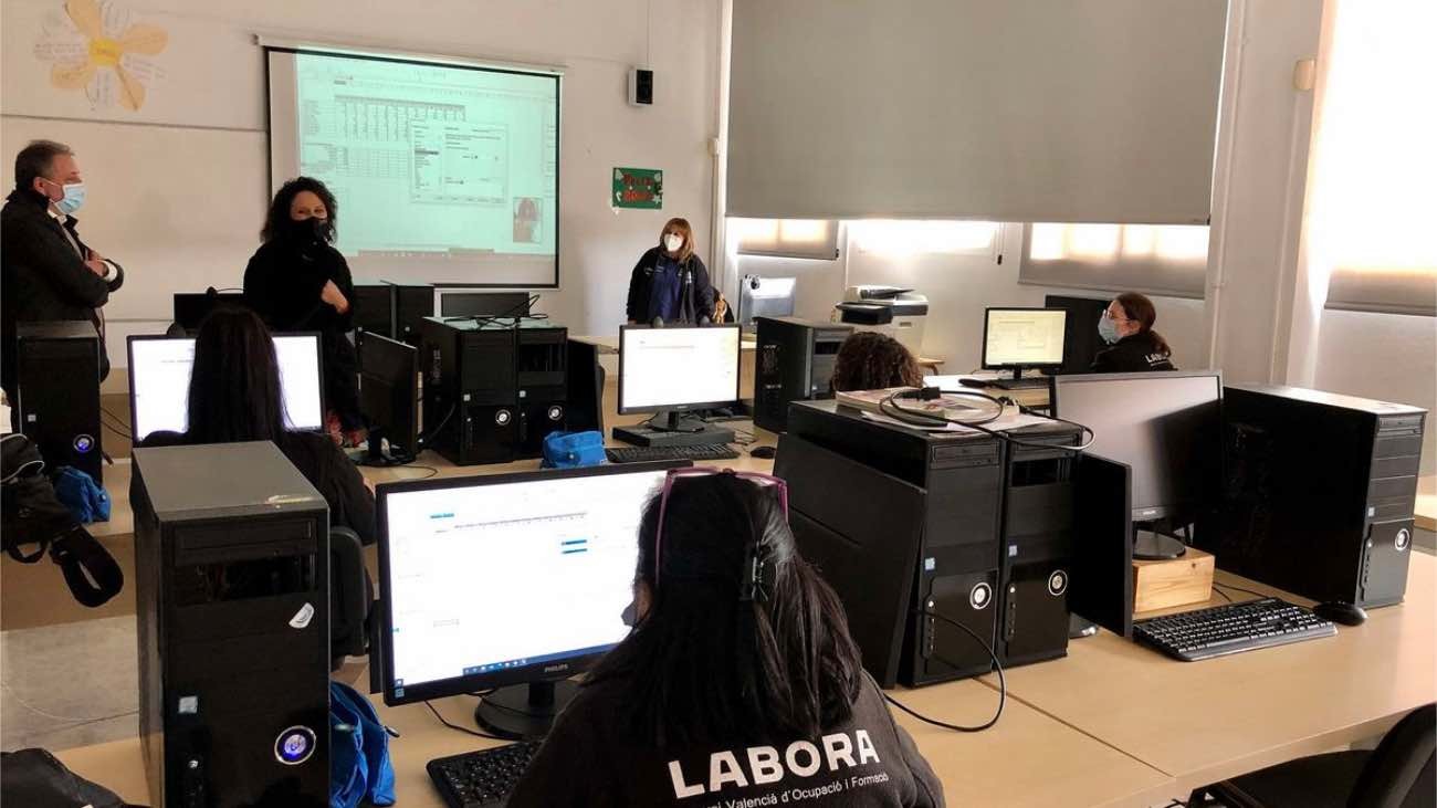 Labora estrena el primer programa con formación y salario para mujeres en paro: cómo acceder