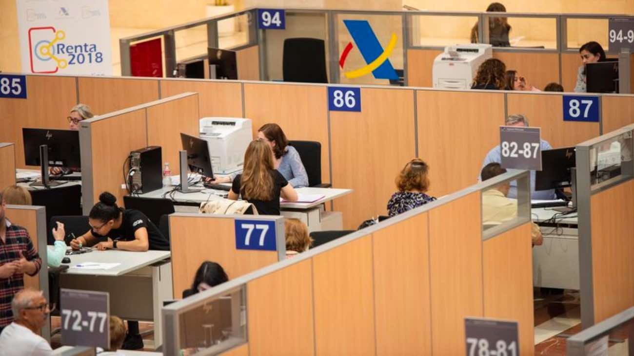 La ‘ley de interinos’ en jaque: Europa investigará la legalidad para conseguir una plaza fija