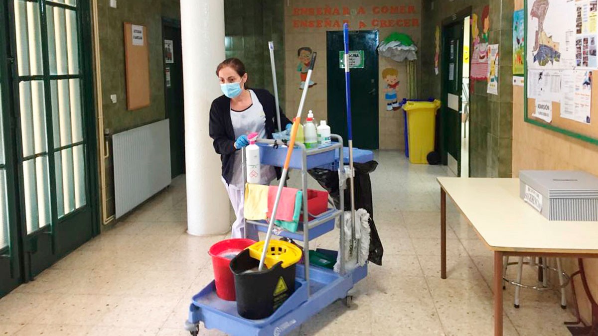 Gracias a la reforma laboral limpiadoras y camareros cobrarán hasta 7.000 euros más