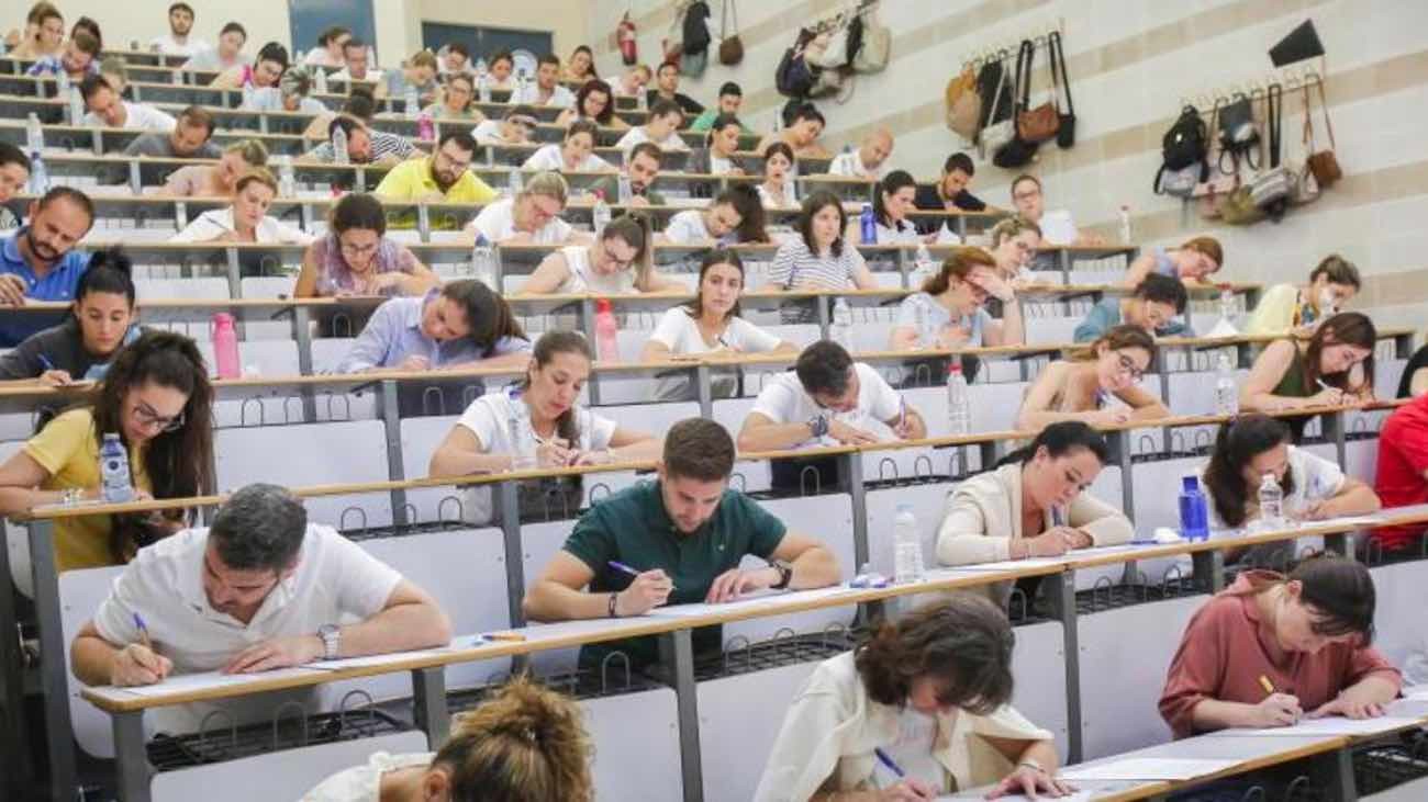 Oposiciones 2022: Andalucía no espera a la ley de interinos y reduce drásticamente las plazas para docentes
