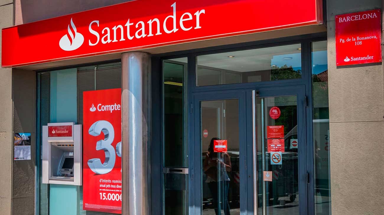El Banco Santander abrirá las cajas hasta las 14:00 en favor de los jubilados