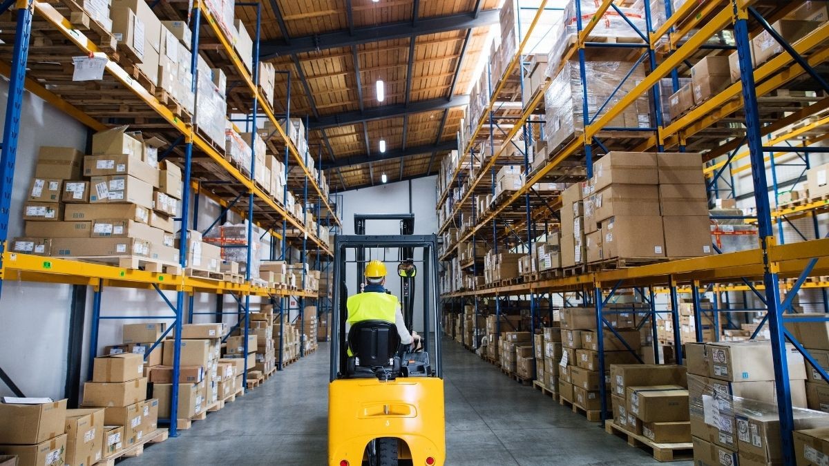 El SAE oferta en Jaén empleo para 50mozos de almacén en Martos