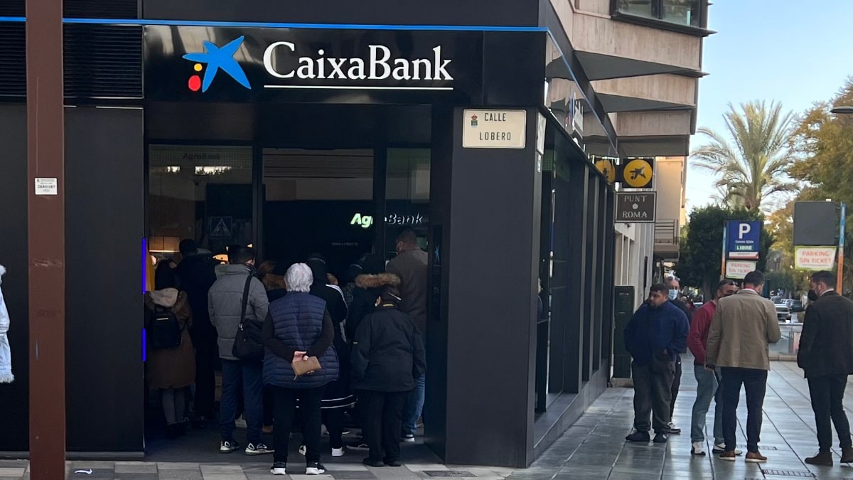 Estas son las comisiones que cobran los bancos por tener la pensión y que indignan a los jubilados
