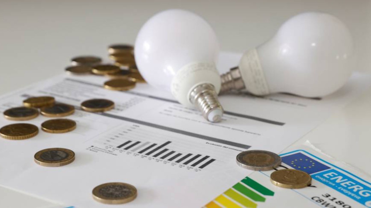 Cómo ahorrar en la factura de la luz si teletrabajas: consejos y trucos
