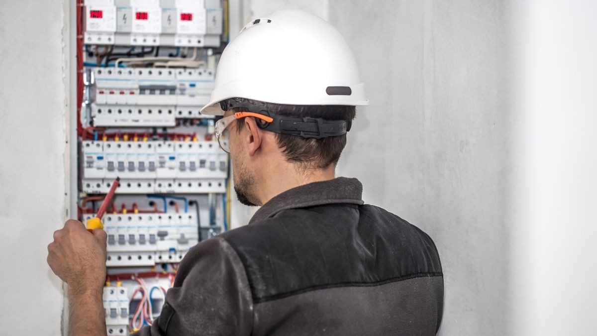 Oferta de empleo del SAE para 6 electricistas en Granada