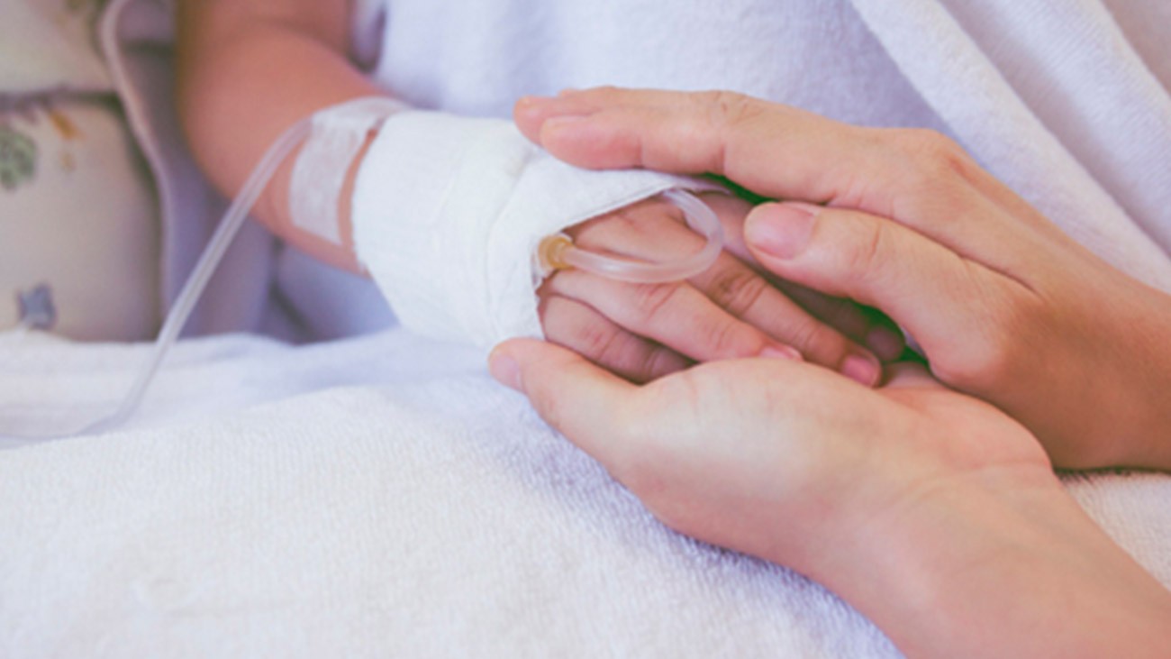 Esta es la ayuda de la Seguridad Social a las familias que tienen un hijo con cáncer