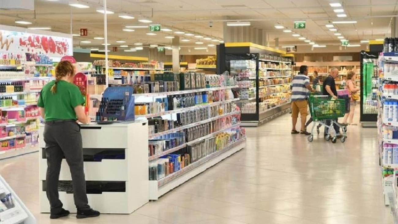 El glamuroso kit de Mercadona que tiene el pintalabios rojo efecto buena cara que resta años