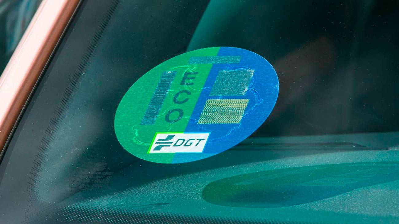 Qué son las etiquetas medioambientales de la DGT y cómo se consiguen