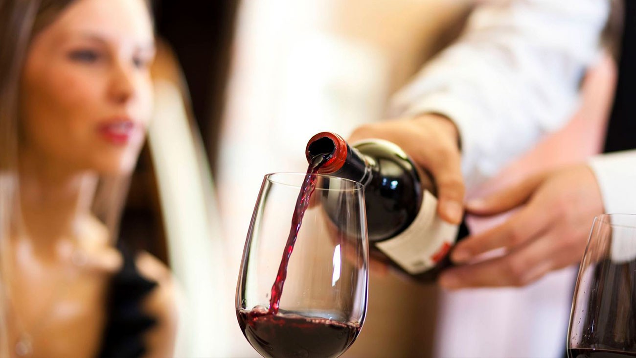 La DGT aclara cuántas copas de vino se pueden tomar sin dar positivo en un control de alcoholemia
