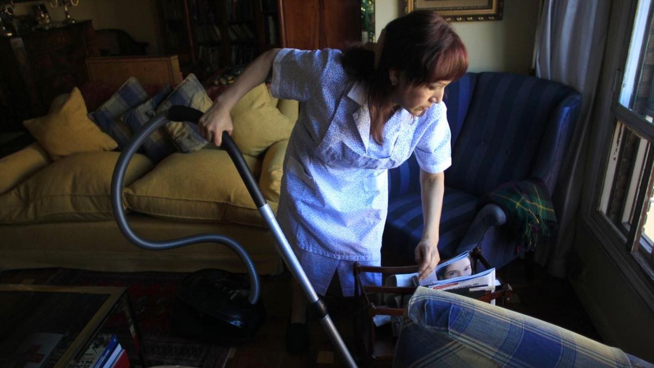 La economía sumergida de las empleadas del hogar sigue al alza: 1 de cada 3 no tienen contrato