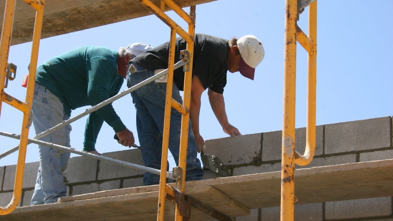 El Servicio Andaluz de Empleo busca 30 albañiles para Estepona