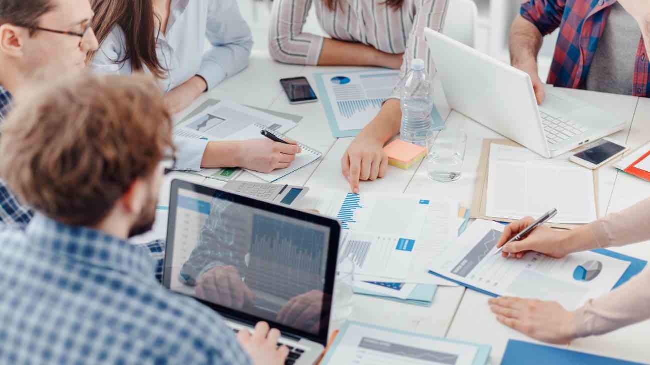 Lanzan 2.000 becas de emprendimiento digital para jóvenes y mayores de 55 años