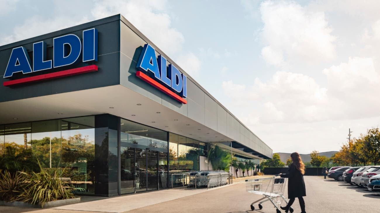 Aldi sorprende a sus clientes con el lanzamiento de sus famosas zapatillas de plástico reciclado