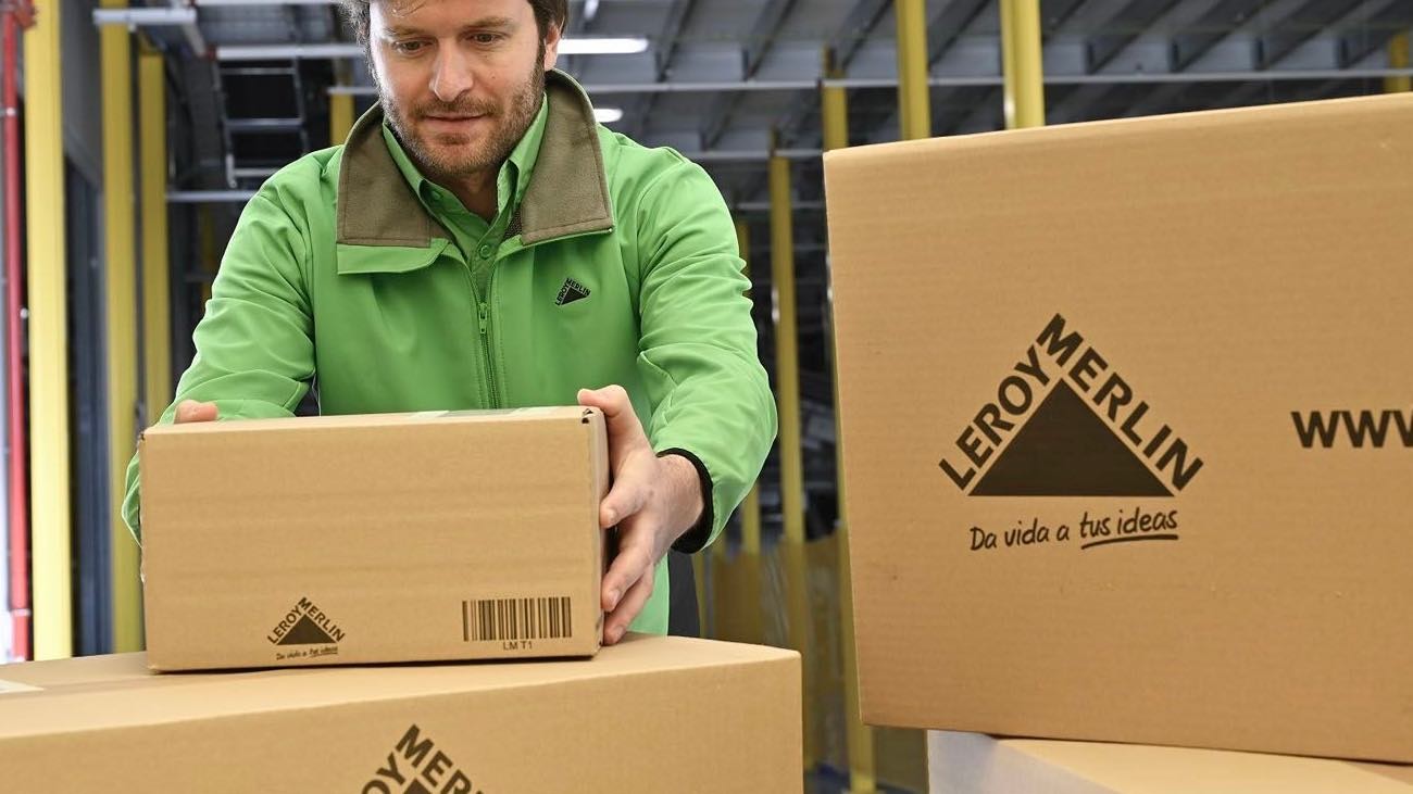 Estas empresas contratan a mayores de 45 años este verano: Amazon, Mercadona, Leroy Merlin…