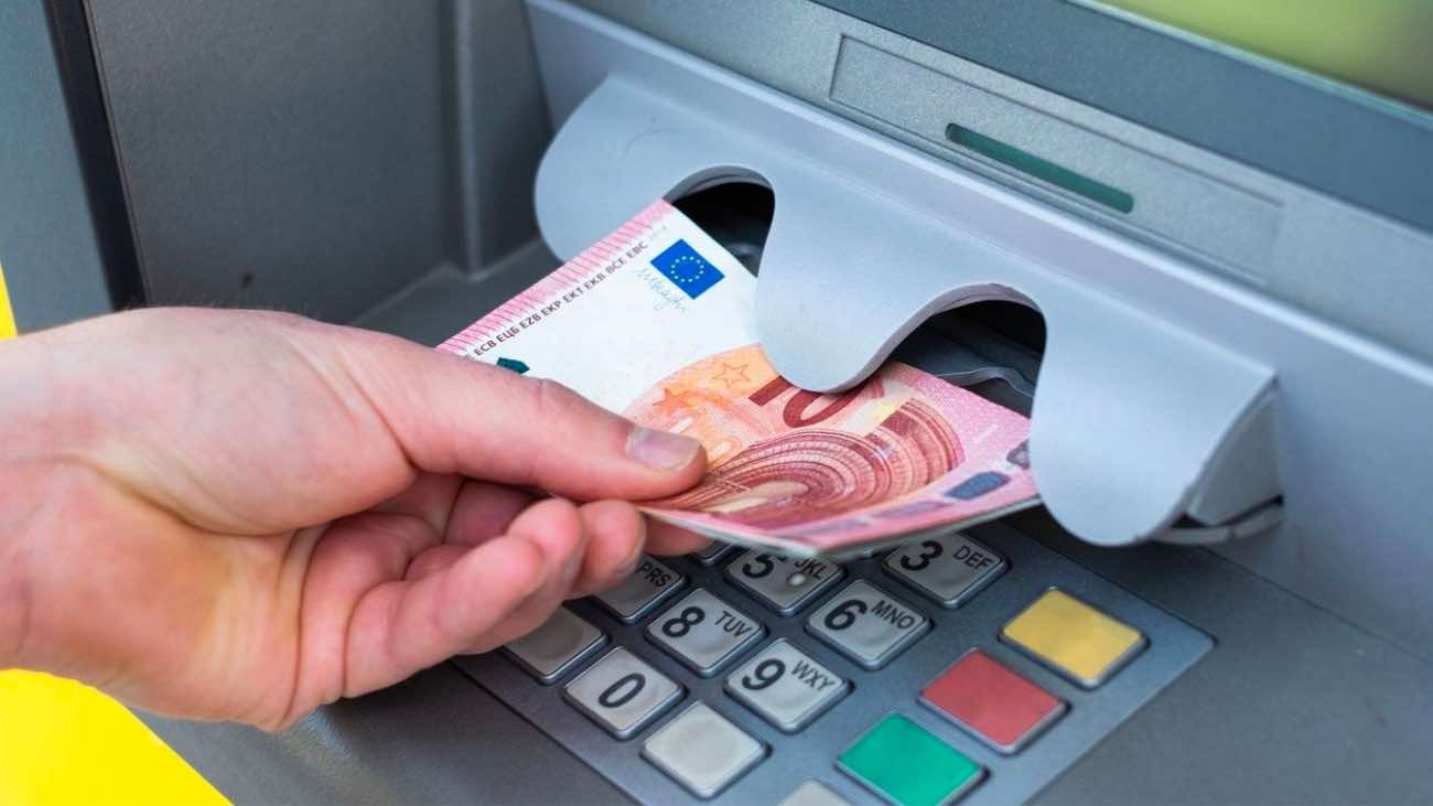 La OCU lanza un aviso sobre las comisiones abusivas por realizar ingresos con dinero en efectivo