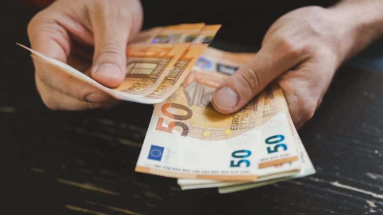 ¿Se puede cobrar la paga extra si se recibe el subsidio para mayores de 52 años?