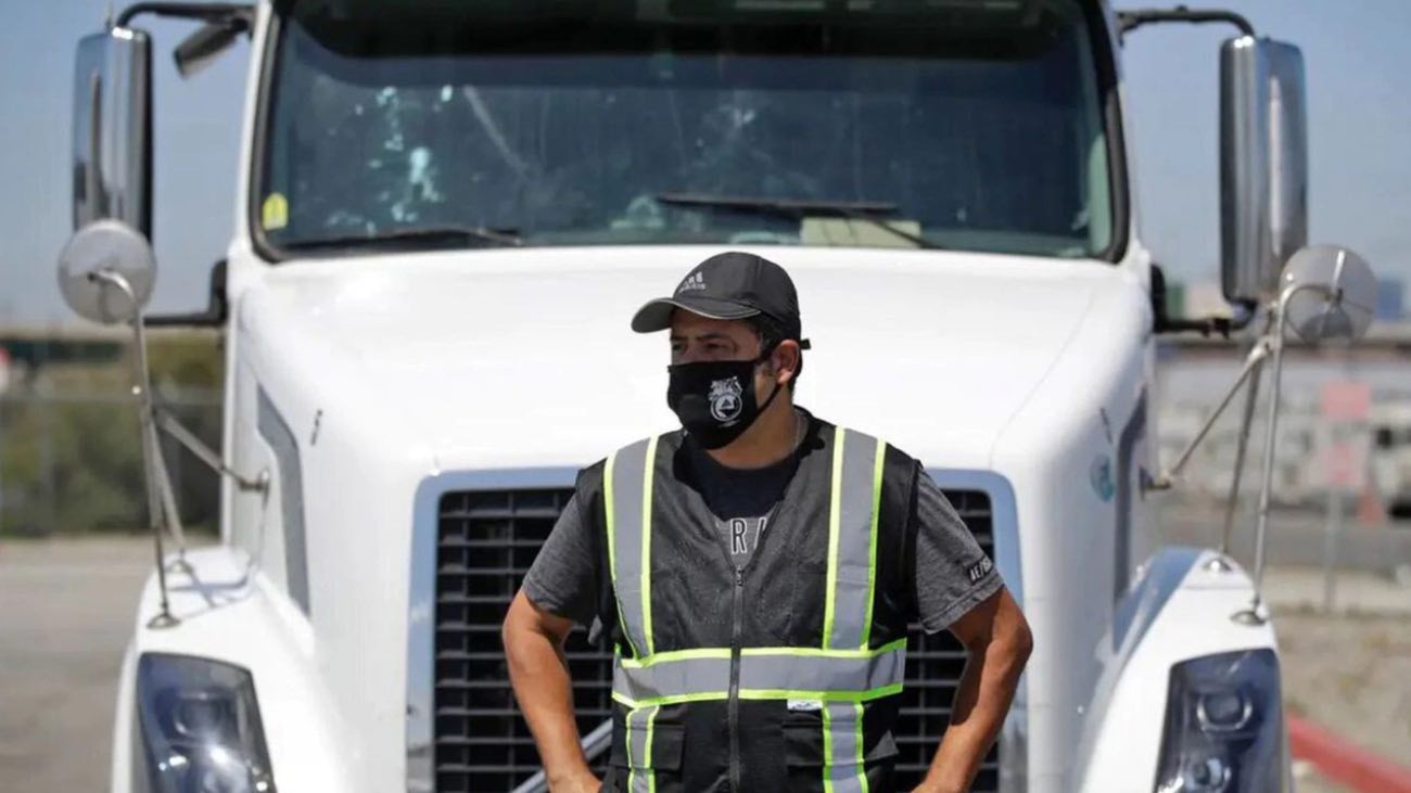 El SEPE lanza una oferta de empleo para camioneros: sueldos desde 2.000 euros