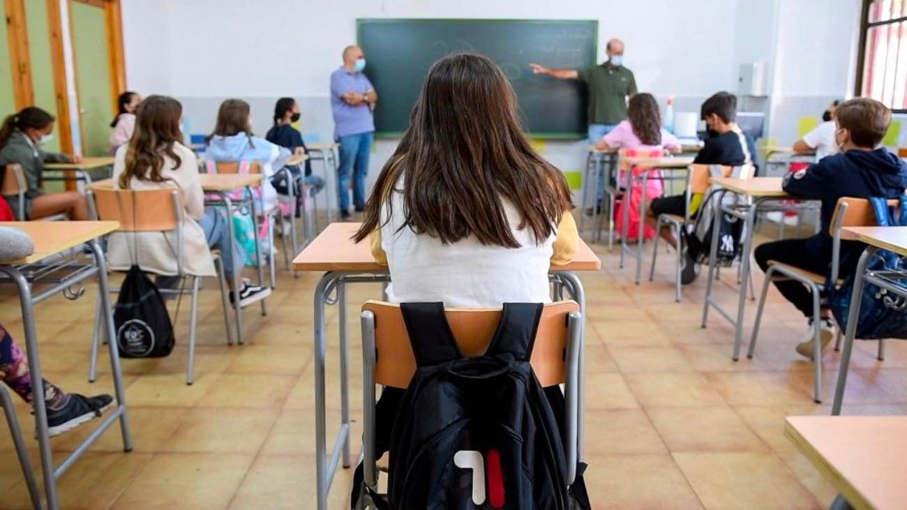 Becas de 100 euros: a quién van dirigidas las ayudas a estudiantes