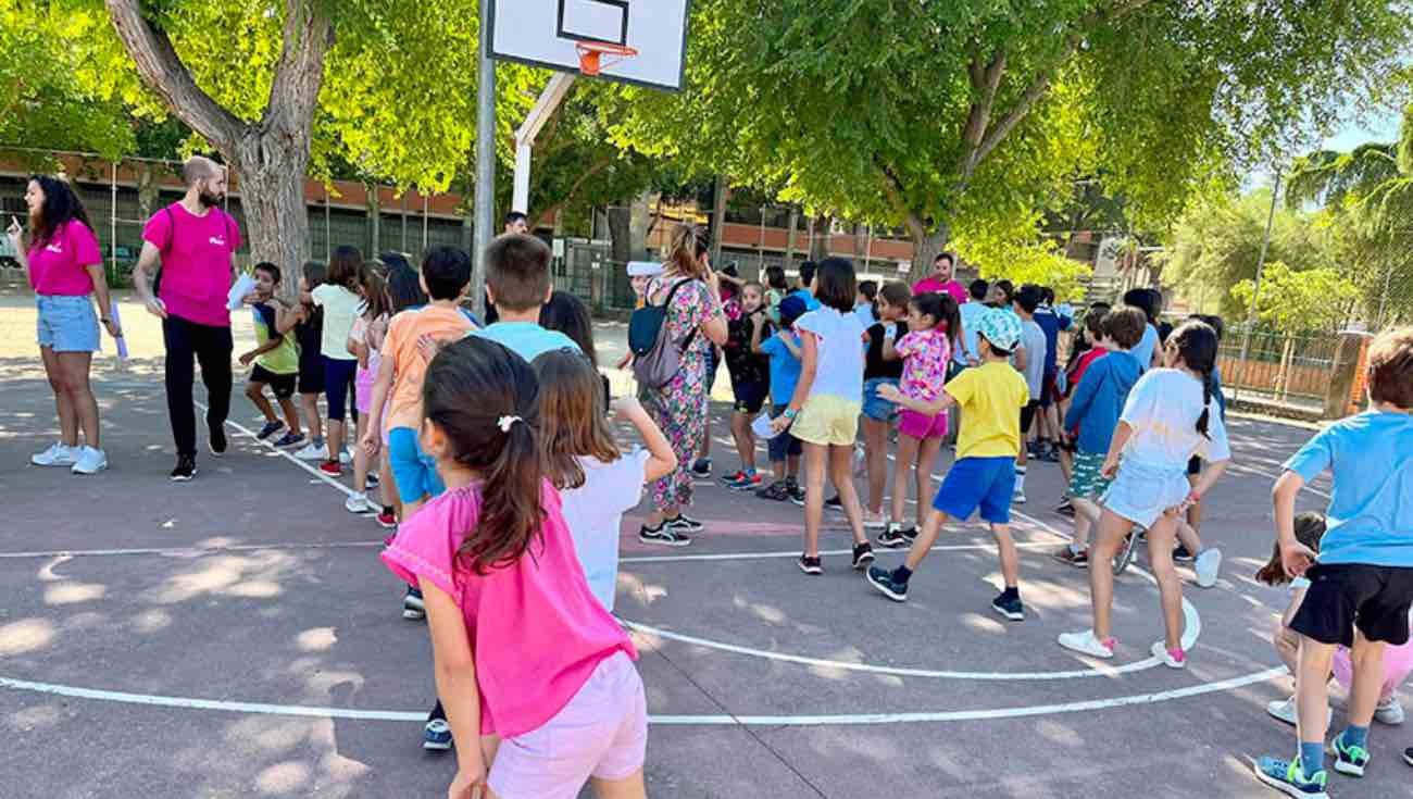 Conciliación laboral en verano: ¿llevo a mi hijo a un campamento o pido una excedencia?