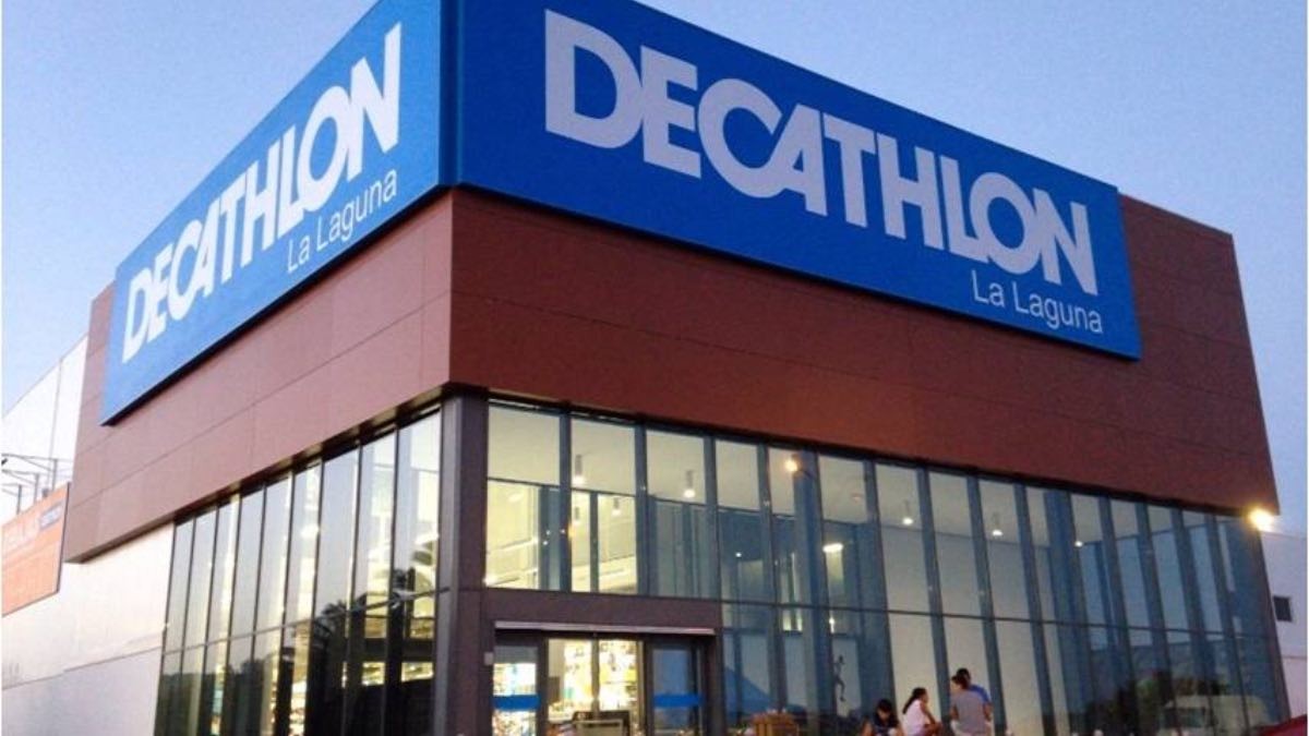 Decathlon lo peta con la ducha solar que puedes llevar a cualquier lugar