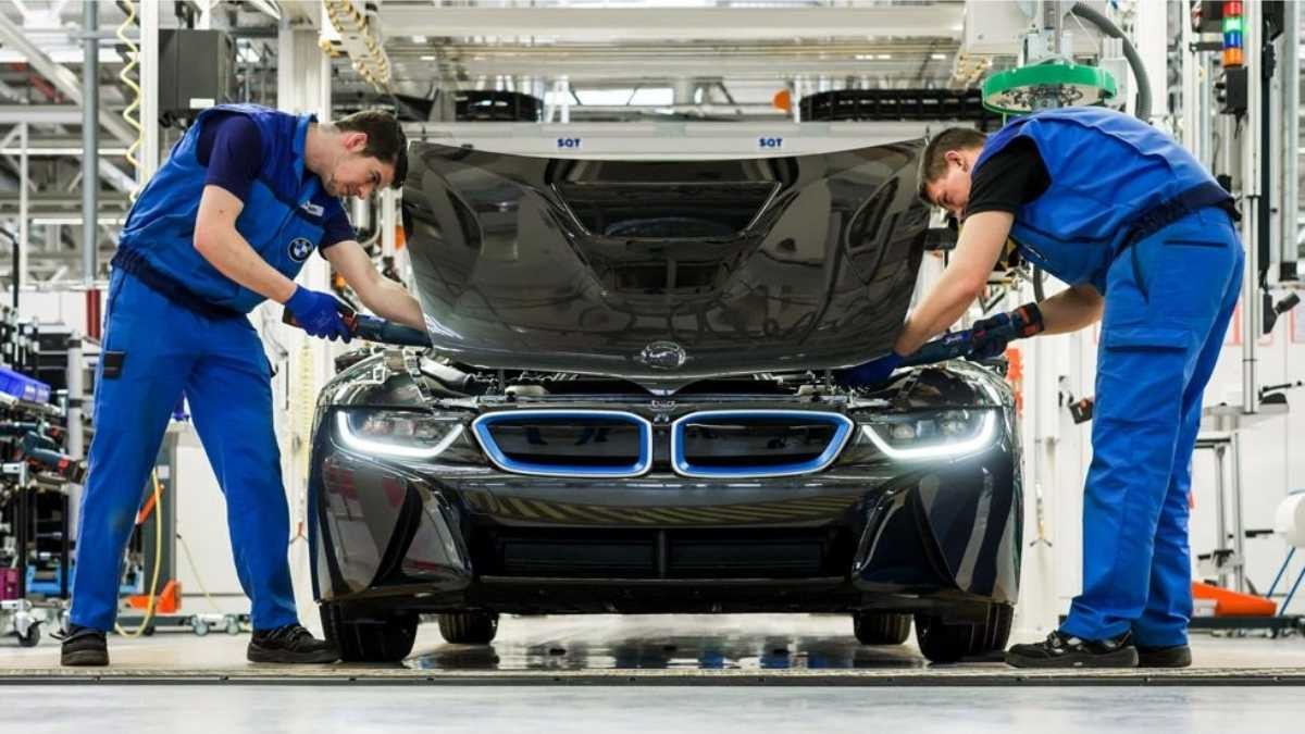 ¿Cómo conseguir empleo en la fabricación de coches híbridos?