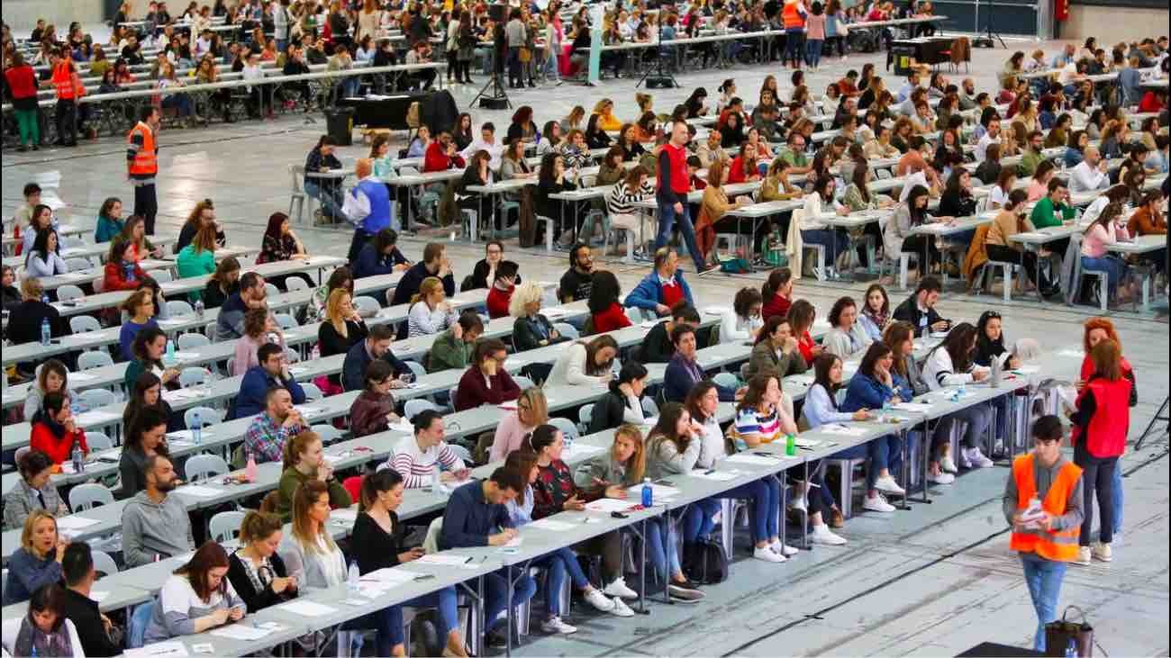 El Gobierno hará fijos a 67.300 funcionarios interinos sin opositar
