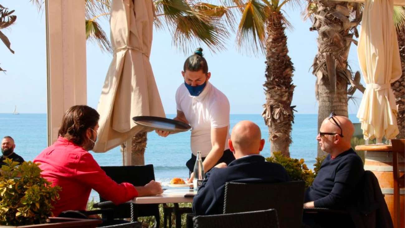 Se necesita personal para trabajar en la Costa del Sol: ¿por qué no hay camareros?