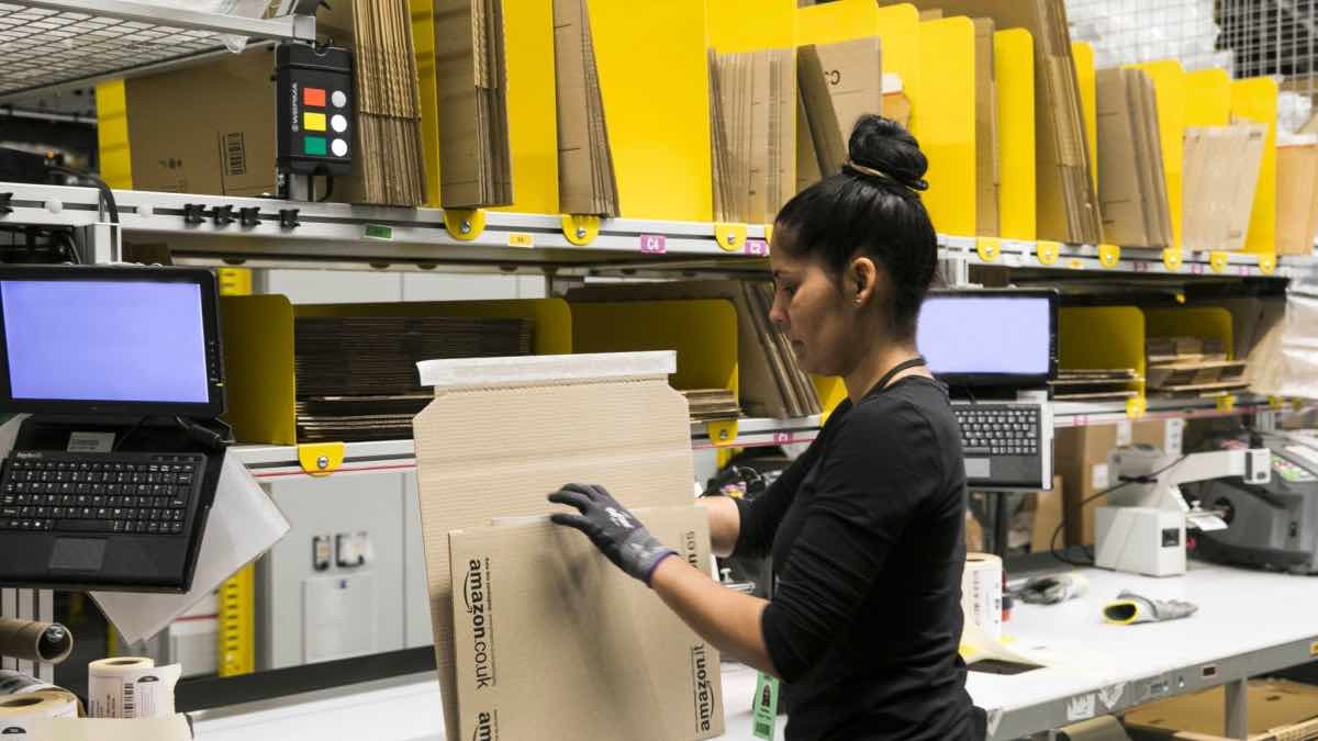 Amazon busca gente para trabajar como mozo de almacén y sueldos desde 1.200 euros