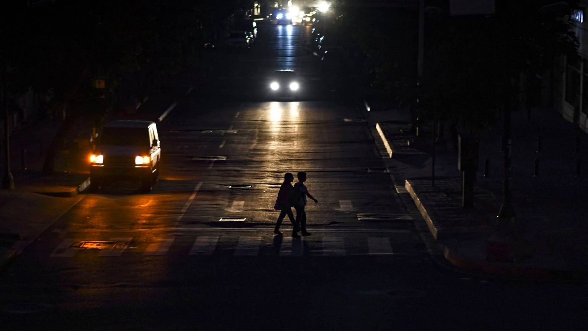 La primera noche del plan de ahorro energético: Ayuso lidera la rebelión autonómica sobre el Gobierno