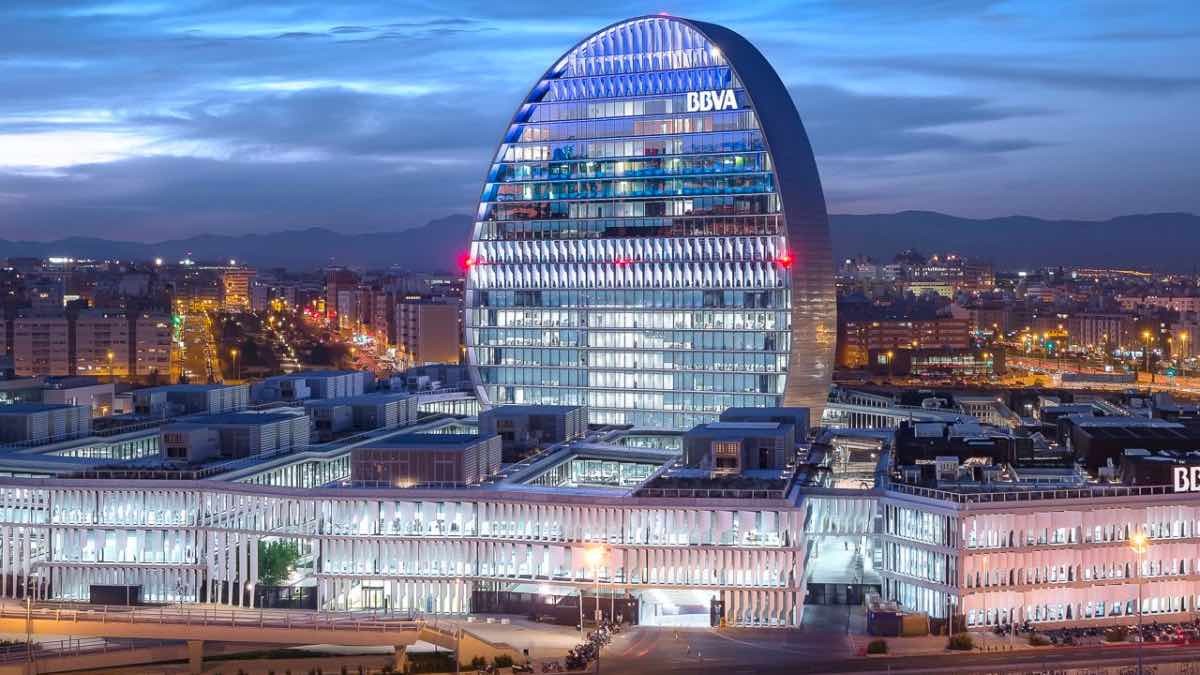 BBVA avisa a sus clientes de un importante cambio que afecta a las operaciones bancarias