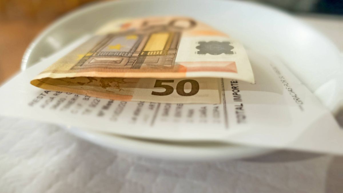 Estas son las 11 cosas que no deberían cobrarte los bares y restaurantes según la OCU