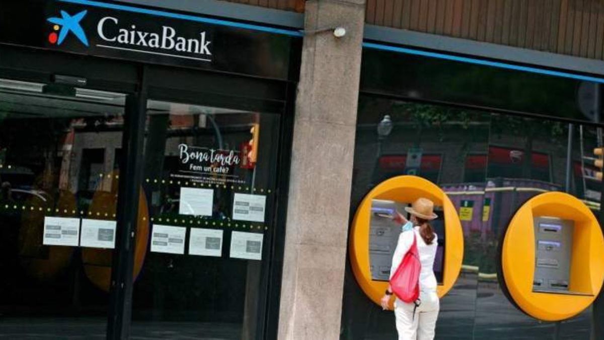 Caixabank informa del día exacto que se cobra el paro en agosto de 2022