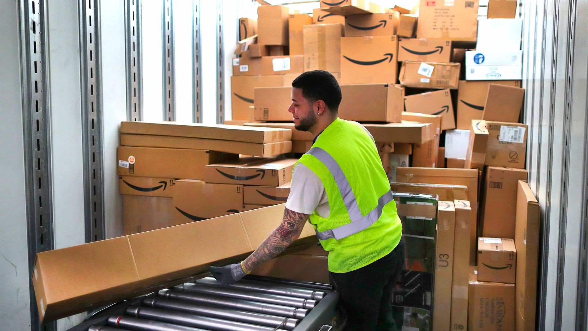 Amazon busca personal y lanza 300 ofertas de empleo para mozo de almacén