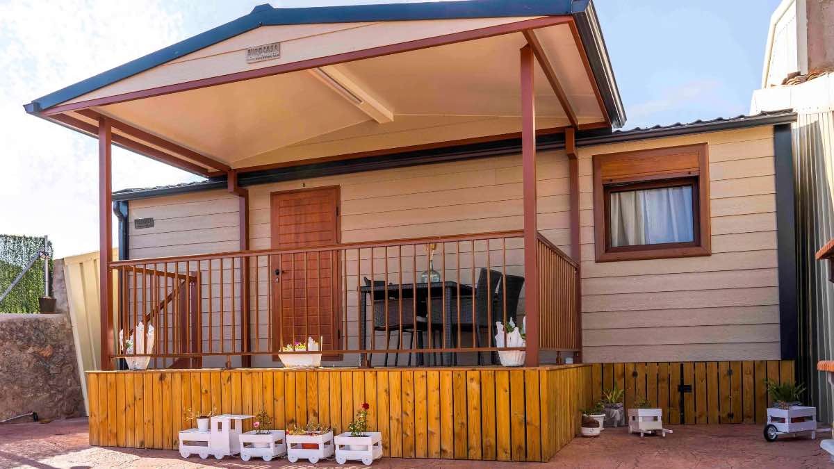 Así es la encantadora casa prefabricada con porche incluido por 31.299 euros