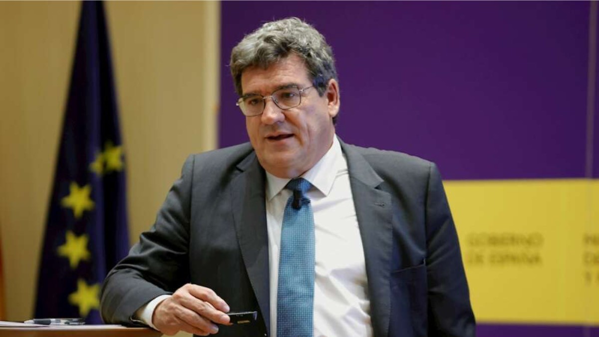 Escrivá impone un nuevo decreto a los planes de pensiones de empleo con comisiones al 0,4%