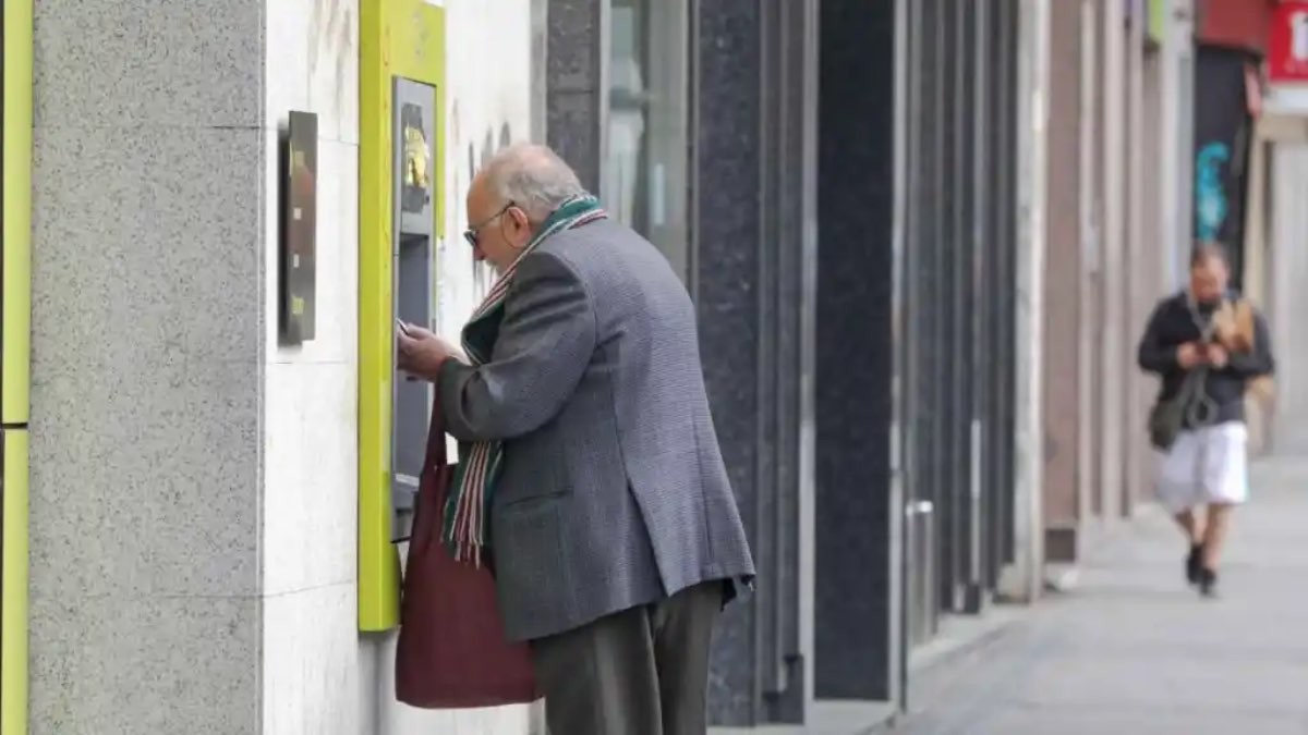Cuándo se cobran las pensiones en agosto de 2022: Caixabank, Santander…