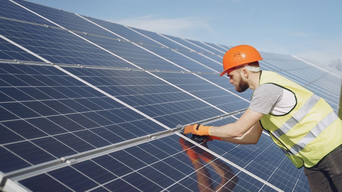 El Servicio Andaluz de Empleo (SAE) lanza una oferta de empleo para 40 montadores de placas solares en Sevilla