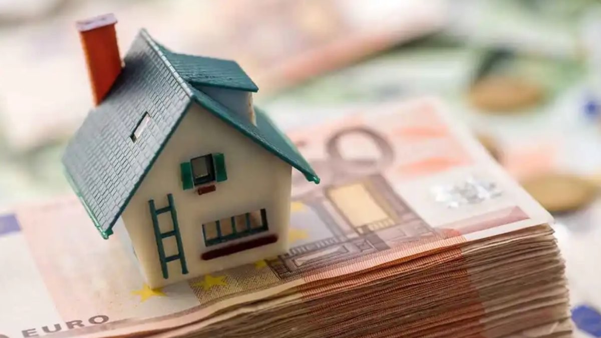 La OCU recomienda tener dinero guardado ante la subida de las hipotecas variables