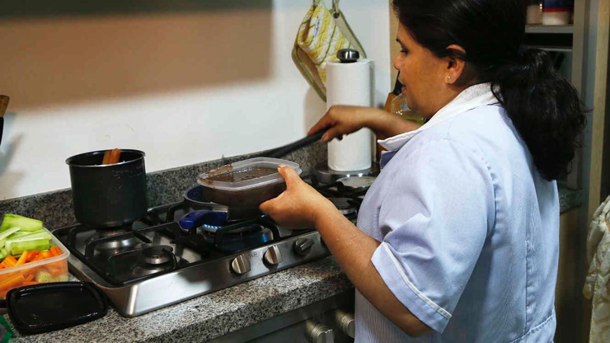 El Gobierno aprueba una bonificación del 80% para quienes contraten empleadas de hogar