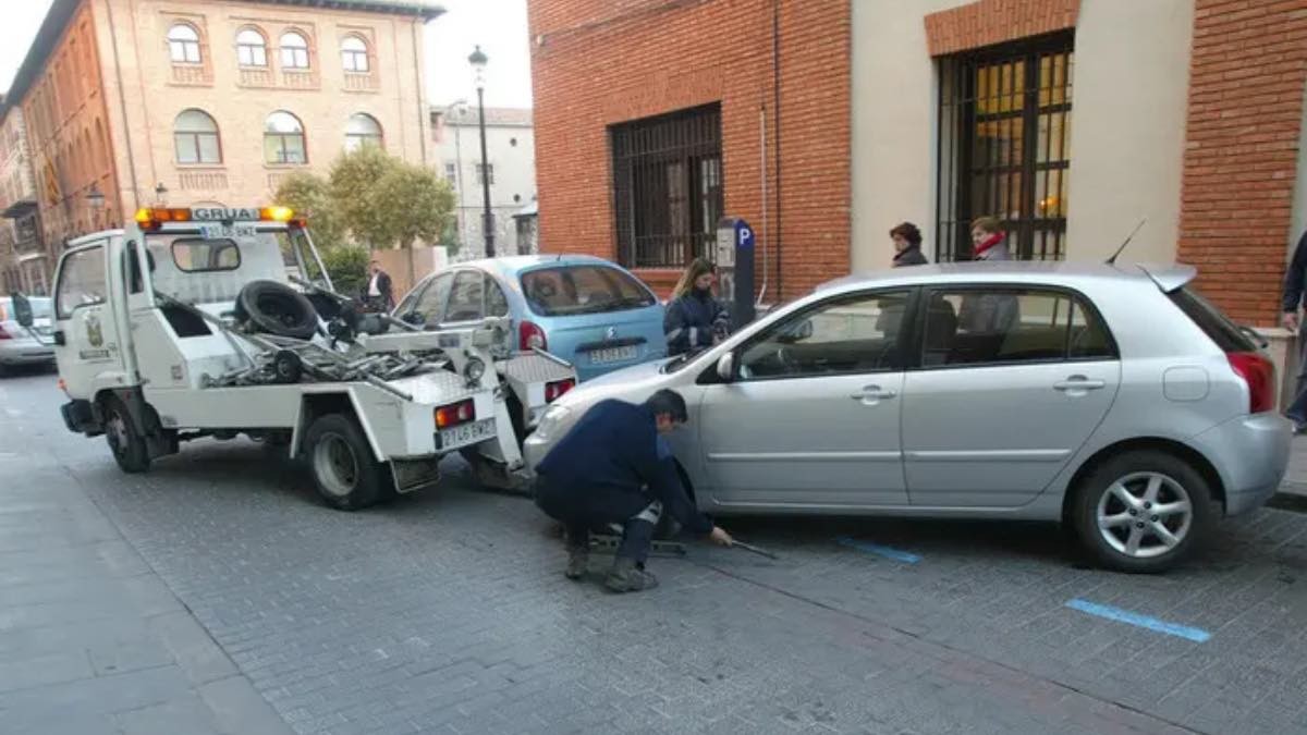 La OCU alerta: diferencias de hasta el 300% en el precio de las grúas municipales