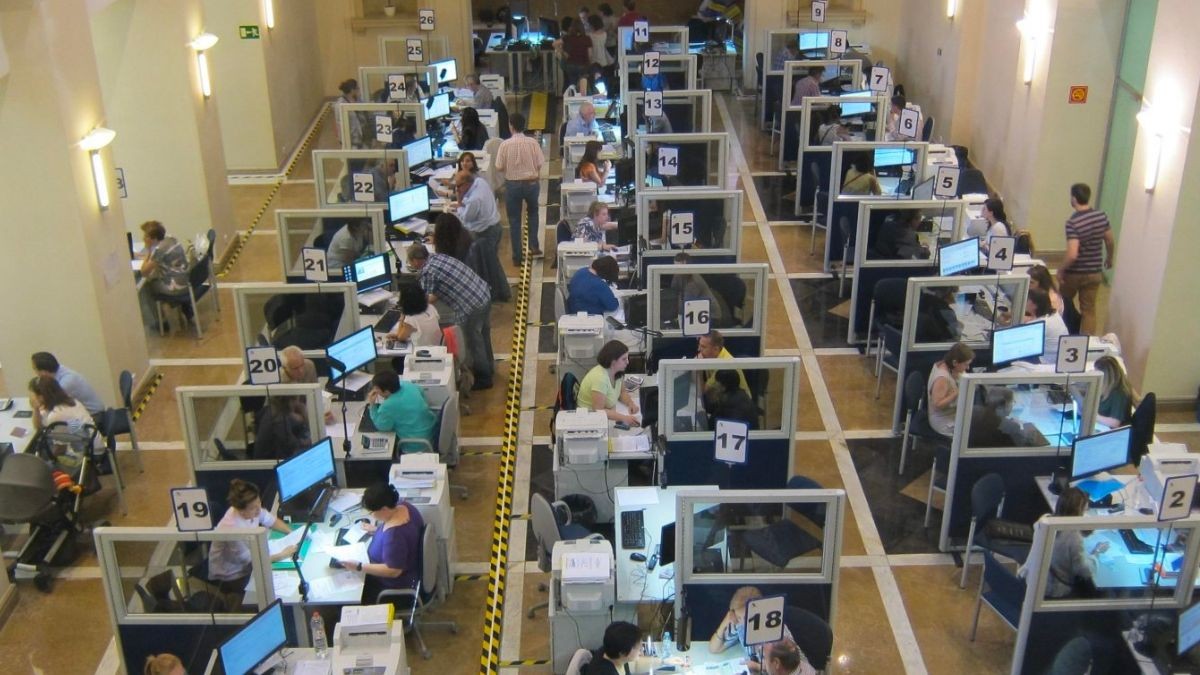 Hacienda convoca oposiciones con 900 plazas para Auxiliar de Administración e Información