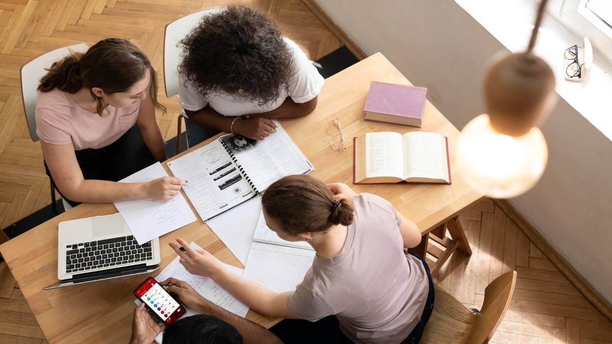 Banco Santander ofrece becas de 1.000 euros para estudiantes universitarios y de máster