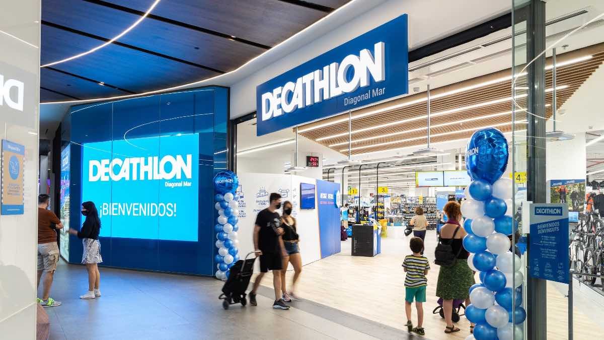 Todas quieren esta chaqueta de Decathlon: rebajada, impermeable y súper estilosa